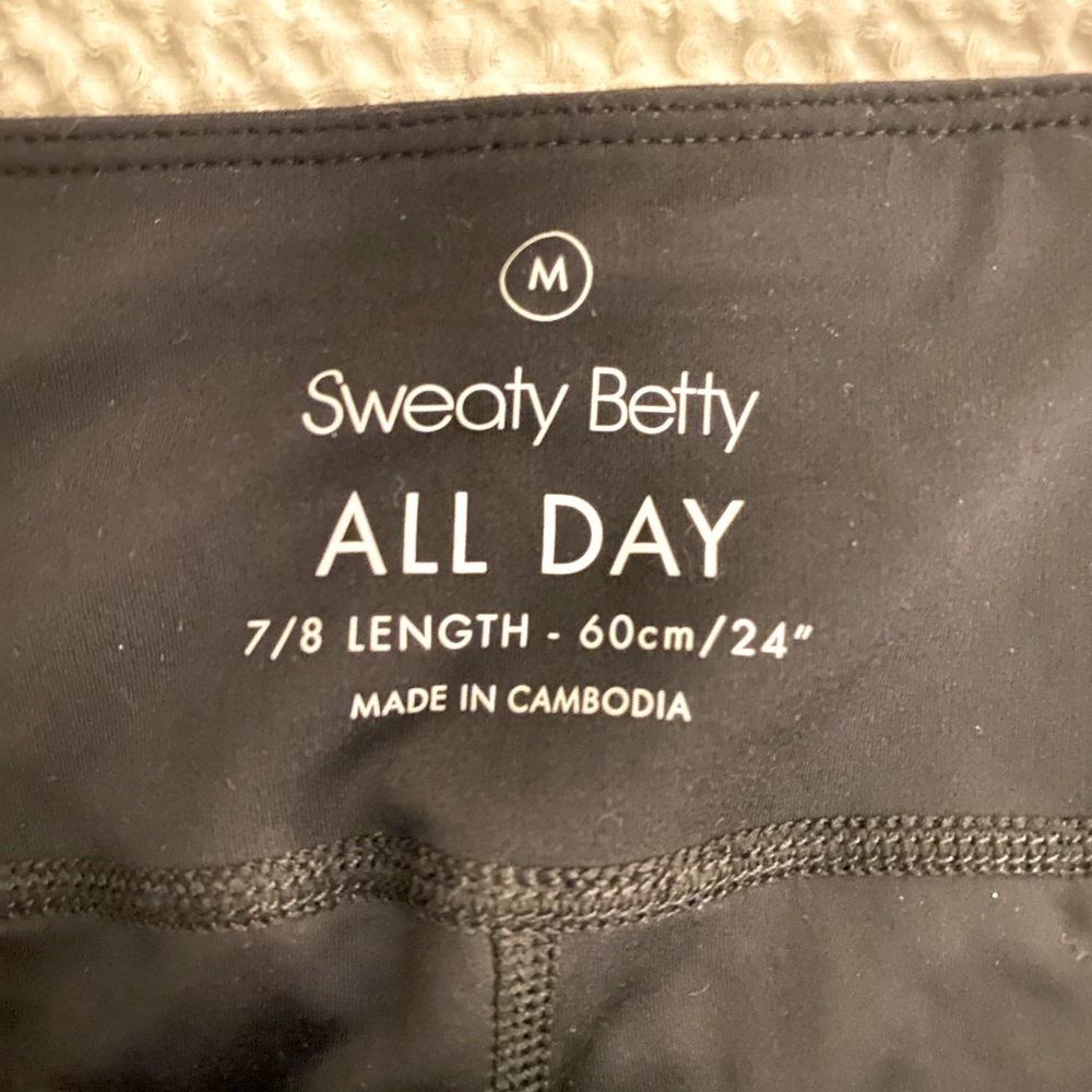 Sweaty Betty ALL DAY 7/8 leggings in black leopard cheetah print! Size Medium - Picture 5 of 8